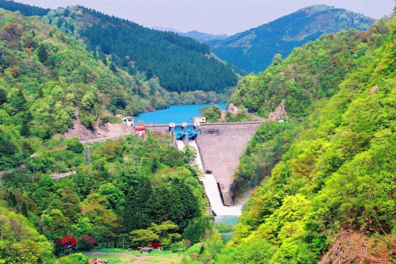 素波里ダム正面